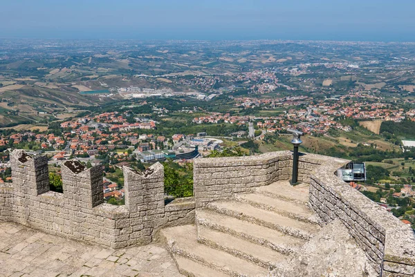 SAN MARINO REPUBLIC - 6 AĞUSTOS 2018: San Marino 'yu çevreleyen panoramik manzara, bir yaz günü Guaita' dan görülen İtalyan topraklarıyla çevrili küçük bağımsız bir ülke.