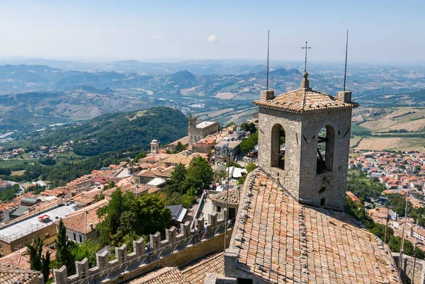 夏の日にグアイタから見たイタリアの領土に囲まれた小さな独立した国 サンマリノ周辺の渓谷のパノラマビュー — ストック写真