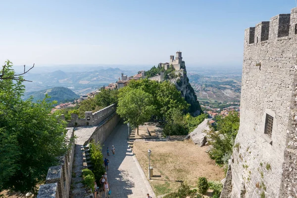 Guaita Kulesi, Monte Titano 'daki San Marino kalesinde, San Marino şehri solda..
