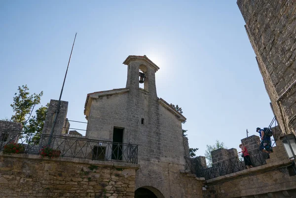 SAN MARINO, SAN MARINO REPUBLIC - 6 AĞUSTOS 2018: Turistler San Marino 'daki Cesta veya Fratta kalesini ziyaret ettiler