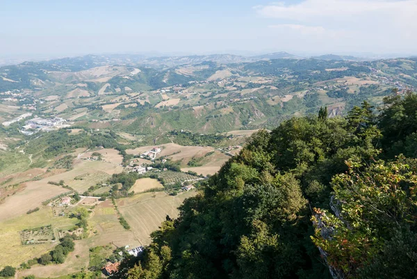İtalyan topraklarıyla çevrili küçük, bağımsız bir ülke olan San Marino 'yu çevreleyen vadilerin panoramik manzarası.