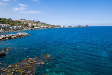 Aci Castello (Sicilyaca: Jaci Casteu), İtalya 'nın Sicilya eyaletinde yer alan bir komündür. Şehir Akdeniz kıyısında, Catania 'nın 9 km (6 mi) kuzeyinde yer almaktadır.. 
