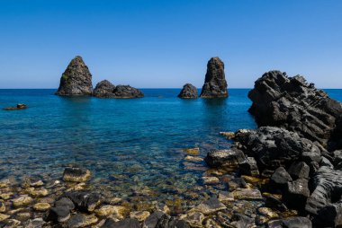 Aci Trezza, İtalya 'nın Sicilya eyaletinde yer alan bir şehirdir ve Catania' nın 10 km kuzeyindeki Aci Castello komününde yaklaşık 5000 kişilik bir nüfusa sahiptir.