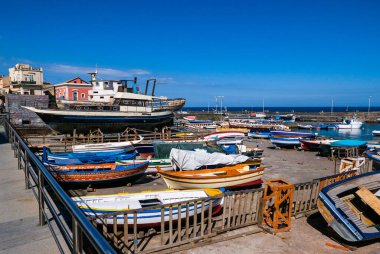 Aci Trezza, İtalya 'nın Sicilya eyaletinde yer alan bir şehirdir ve Catania' nın 10 km kuzeyindeki Aci Castello komününde yaklaşık 5000 kişilik bir nüfusa sahiptir.
