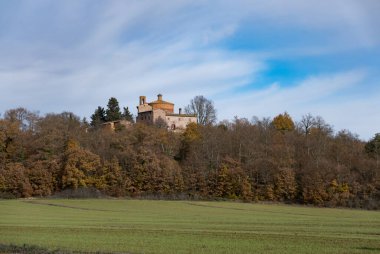 Monte Siepi 'nin inzivasında San Galgano' nun 1181 'deki ölümünden sonra inşa edilmiş bir kilise var.