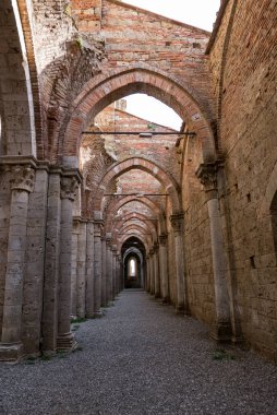 San Galgano Manastırı, şu anda çatısı olmayan bu antik Gotik kilise, gerçekten ziyaretçiyi vurabilir, İtalya.
