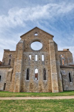 İtalya 'nın antik Gotik kilisesi San Galgano Manastırı' nın önü.