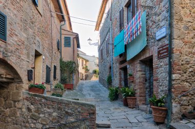 Chiusdino, İtalya 9 Aralık 2017: Chiusdino sokakları için, İtalya