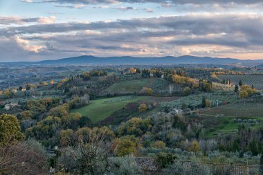 Toskana panoraması San Gimignano, İtalya 'dan görüldü.
