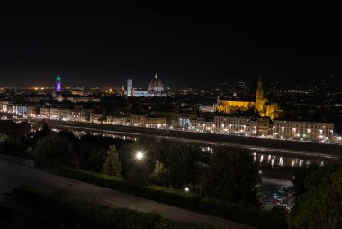 Piazzale Michelangelo, İtalya 'dan Floransa' nın panoramik gece manzarası