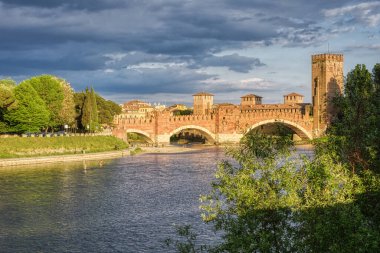 Castelvecchio Köprüsü, Verona Ortaçağının en cüretkar ve takdire şayan işi olarak kabul edilen Castelvecchio Kalesi 'nin bir parçası olan Adige Nehri üzerinde bulunan bir Verona köprüsü. İtalya