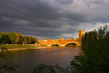 Castelvecchio Köprüsü, Verona Ortaçağının en cüretkar ve takdire şayan işi olarak kabul edilen Castelvecchio Kalesi 'nin bir parçası olan Adige Nehri üzerinde bulunan bir Verona köprüsü. İtalya