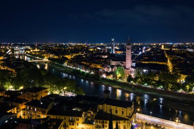 İtalya 'daki Castel San Pietro' dan alınan Verona 'nın panoramik gece görüntüsü