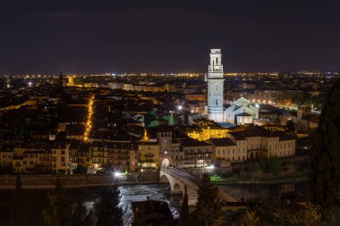 İtalya 'daki Castel San Pietro' dan alınan Verona 'nın panoramik gece görüntüsü