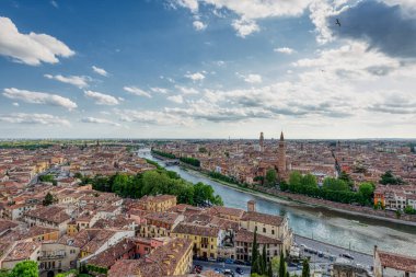 İtalya 'daki Castel San Pietro' dan alınan Verona 'nın panoramik görüntüsü