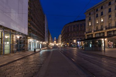 Milan, İtalya - 18 Mart 2017: Alacakaranlıkta Piazza Cordusio, arkada Sforza Kalesi