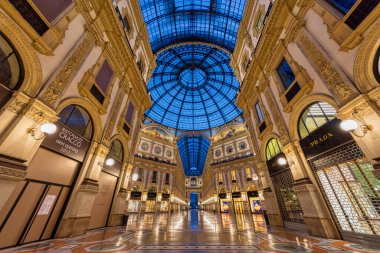 Milan, İtalya - 18 Aralık 2017: Milano 'daki Galleria Vittorio Emanuele II, Milano' daki en eski alışveriş merkezidir..