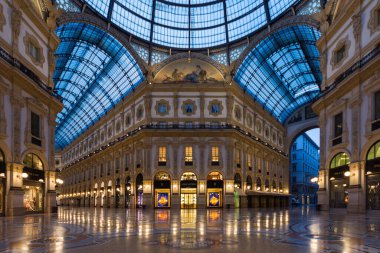 Milan, İtalya - 18 Aralık 2017: Milano 'daki Galleria Vittorio Emanuele II, Milano' daki en eski alışveriş merkezidir..