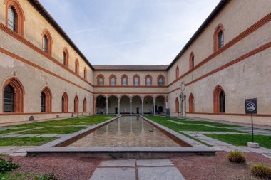 Milan, İtalya - 18 Mart 2017: Corte Ducale of Castello Sforzesco şafakta