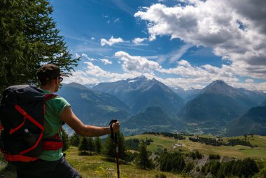 Sırt çantalı bir dağda yürüyüşçü güneşli bir günün ve güzel manzaranın tadını çıkarıyor, Valle D 'Aosta, İtalya