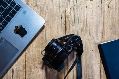 Kameralı, bilgisayarlı, hafıza kartlı ve panolu ahşap masa. Yukarıdan görüntüle.