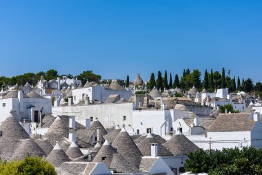 Alberobello 'nun panoramik manzarası trulli çatılar ve teraslar, Apulia bölgesi, Güney İtalya