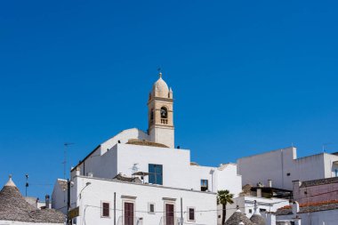Alberobello 'daki kilise, Apulia, İtalya' da küçük bir kasaba. Eşsiz trulli binalarıyla ünlüdür. Alberobello Trulli 1996 'dan beri UNESCO Dünya Mirası' na sahip.