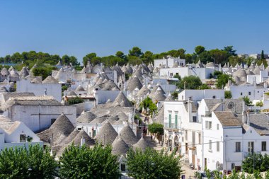 Alberobello 'nun panoramik manzarası trulli çatılar ve teraslar, Apulia bölgesi, Güney İtalya