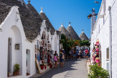 ALBEROBELLO, İtalya - 10 Ağustos 2017: İnsanlar Alberobello, İtalya 'yı ziyaret ediyor. Alberobello ve Trulli evleri UNESCO 'nun Dünya Mirası Alanıdır.