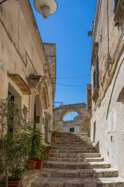 MATERA, İtalya 12 Ağustos 2017: Matera eski kasabasının merdivenleri, UNESCO Dünya Mirası Alanı ve Avrupa Kültür Başkenti 2019, Matera, Basilicata, İtalya