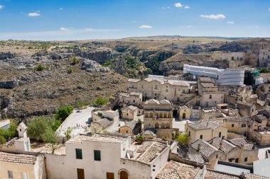 Tipik taşların panoramik görüntüsü (Sassi di Matera) ve Matera UNESCO Avrupa Kültür Başkenti 2019 'un kilisesi mavi gökyüzü altında. Basilicata, İtalya