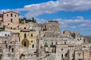 Antik Matera (Sassi di Matera) kasabasının panoramik manzarası, 2019 Avrupa Kültür Başkenti, mavi gökyüzü altında, Basilicata, güney İtalya