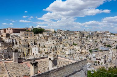 Antik Matera (Sassi di Matera) kasabasının panoramik manzarası, 2019 Avrupa Kültür Başkenti, mavi gökyüzü altında, Basilicata, güney İtalya