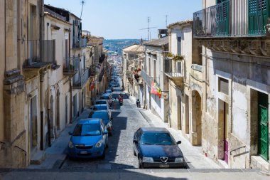 NOTO, İTALYA - 19 AĞUSTOS 2017: Sicilya 'daki Noto sokakları zaman içinde daralmış ve tıkanmıştır.