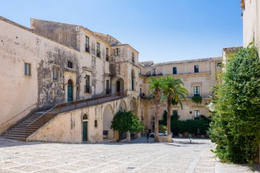 Noto, Sicilya 'da palmiye ağaçları olan resim gibi iç avlu.