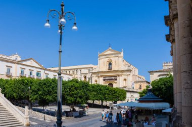 Arka planda Santissimo Salvatore Kilisesi olan Noto, Sicilya, İtalya 'nın ana caddesinin manzarası.