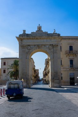 NOTO, ITALY - 19 AĞUSTOS 2017: Kamu bahçesinden alınan ana cadde manzaralı Porta Reale, Noto, Sicilya, İtalya