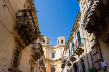 NOTO, ITALY - 19 AĞUSTOS 2017: Noto 'daki Montevergine Kilisesi' nin manzarası, özellikle Sicilya, İtalya 'daki barok balkonları görebilirsiniz.