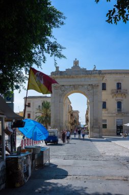 NOTO, ITALY - 19 AĞUSTOS 2017: Kamu bahçesinden alınan ana cadde manzaralı Porta Reale, Noto, Sicilya, İtalya