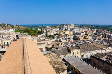 Noto 'nun tepesinden, Sicilya' daki Santa Chiara kilisesinin çatısından görüldü.