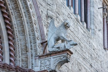 Perugia, İtalya 'nın ortaçağ merkezindeki efsanevi Griffin heykelinin mermer heykeli