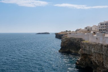 Polignano a Mare, İtalya - 11 Ağustos 2017 Nefes kesici manzara, Puglia, İtalya. İtalyan panoraması. Adriyatik Denizi ve Gemisindeki Kayalıklar.