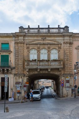 Ragusa Ibla - 18 Ağustos 2017: Ragusa Ibla 'nın Sicilya' daki caddesi