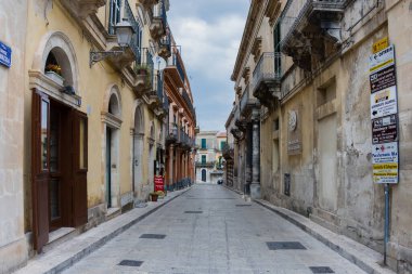 Ragusa Ibla - 18 Ağustos 2017: Ragusa Ibla 'nın Sicilya' daki caddesi