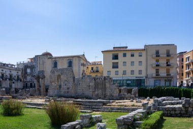 SIRACUSA, İtalya - 20 AĞUSTOS 2017: Siracusa, Sicilya 'daki Apollo Tapınağı kalıntıları