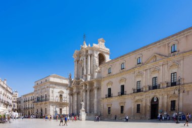 ORTIGIA, ITALY - 20 AĞUSTOS 2017: İtalya Siracusa 'nın tarihi merkezi olan OrtIgia Adası' ndaki Katedral Meydanı 'nı (Piazza del Duomo) turistler ve yerel halk ziyaret etti.