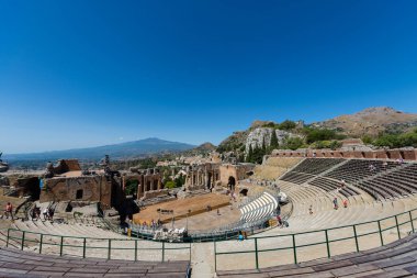 Taormina 'daki Yunan tiyatrosunda arka planda Etna volkanı, Sicilya, İtalya