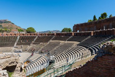 TAORMINA 15 AĞUSTOS 2017: Taormina, Sicilya, İtalya 'daki Yunan tiyatrosuna bakış