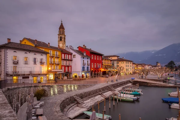 Ascona Eski Kasabası ve İsviçre 'nin İsviçre Alp Dağları' ndaki Lago Maggiore Gölü 'ndeki liman