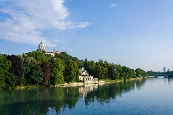 Torino 'daki Po nehir kıyıları, arka planda Monte dei Cappuccini, Santa Maria al Monte kilisesi ve dağ müzesi var.